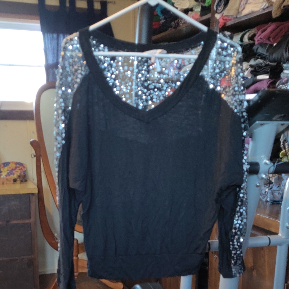 5/$13 Medium long sleeve bling top - Picture 1 of 3